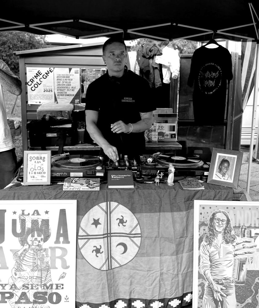 Hermes am DJ-Pult mit zwei Plattenspielern